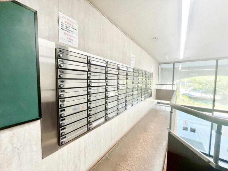 ���̑��@�|�X�g�̓G���g�����X���ɂ���̂ŉJ�ɔG�ꂸ�X�ւ��󂯎��܂��ˁI