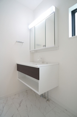 洗面台・洗面所　ゆとりの洗面スペース。収納力のある三面鏡付洗面化粧台なのもうれしいですね。