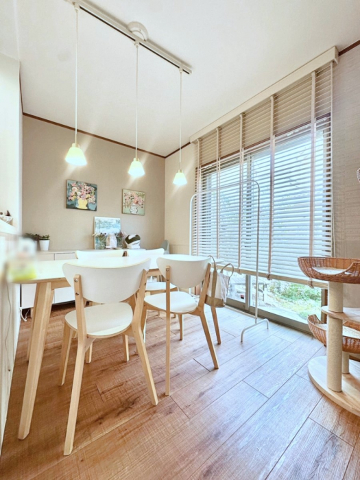 ���̑����ρ@�Ƒ��̏Ί炪���R�Ɛ��܂�Ă���A����ȕ��͋C�̃_�C�j���O�Ɏd�オ���Ă��܂��B
