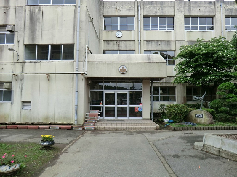 ���ӊ��@���w�Z 300m �s���s���������w�Z