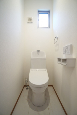 トイレ　小窓から光が注ぎ込む明るいトイレです。