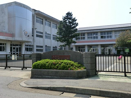 周辺環境　小学校 1300m 成田市立本城小学校(アクセス良好！通勤やお出かけに便利ですね！徒歩17分！)