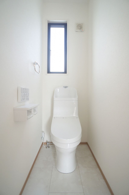 トイレ　スッキリとしたデザインのトイレです。小窓付きで設備も整っています。