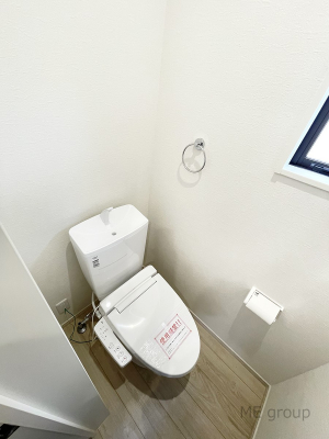 トイレ　スッキリとしたデザインのトイレ。設備も整っています。