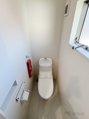 トイレ　小窓から光が注ぎ込む明るいトイレです。設備も整っています。