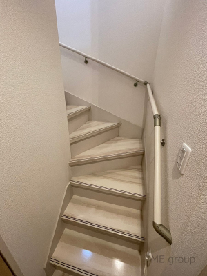 その他　階段は手摺付きで安全な昇降をサポート。小さなお子様やご高齢の方も安心ですね。