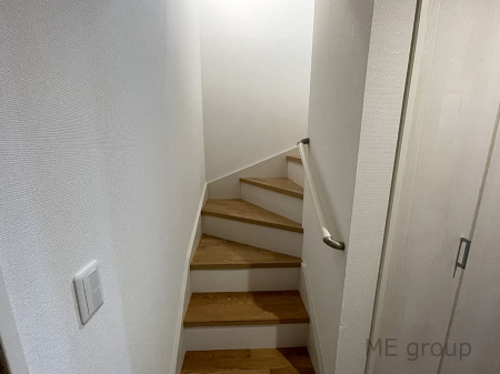 その他　階段は手摺付きで安全な昇降をサポートします。
