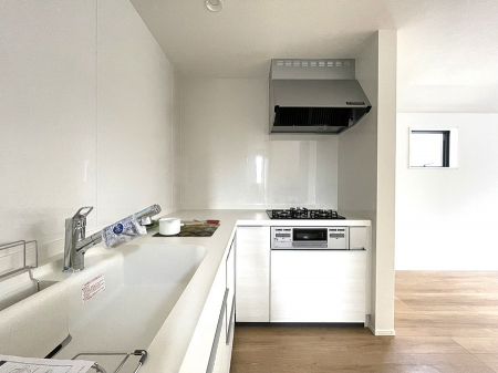 キッチン　食洗機・浄水器・３ツ口コンロなどデザイン性も機能性も兼ね備えたキッチンです。