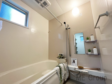 浴室　窓からの採光が心地よいスタイリッシュなバスルーム。