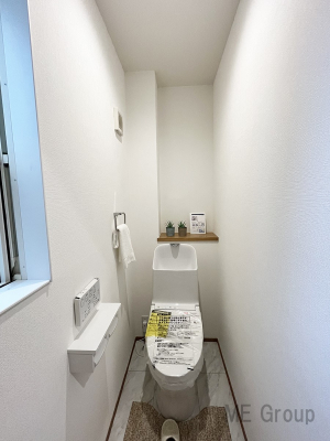 トイレ　清潔感あるシャワートイレ！小窓から光が注ぎ込みます！