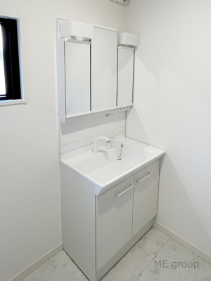 洗面台・洗面所　白を基調とした清潔感のある洗面所。シンプルでスタイリッシュなデザインです。