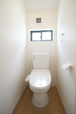 トイレ　小窓から光が注ぎ込む明るいトイレです。