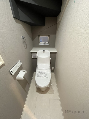 トイレ　スッキリとしたデザインの1階のトイレ。設備も整っています。