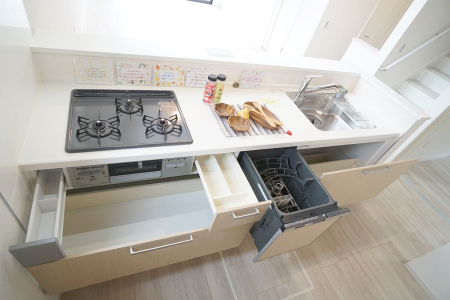 キッチン　食洗機・浄水器・３ツ口コンロなどデザイン性も機能性も兼ね備えたシステムキッチン！