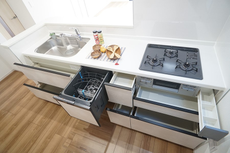 キッチン　使いやすいオールスライド収納。調理用具などを入れるスペースもたっぷりあります！ 