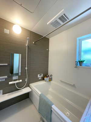 浴室　窓からの採光が心地よい、スタイリッシュなバスルームです。
