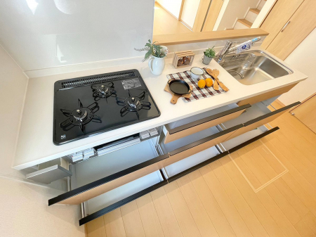 キッチン　使いやすいオールスライド収納。調理用具などを入れるスペースもたっぷりあります！  