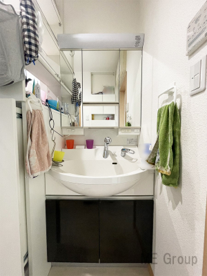 洗面台・洗面所　鏡の中が収納になってるので散らかりがちな洗面用具も収納できます。