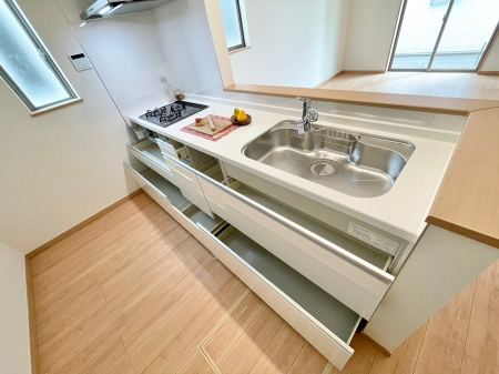 キッチン　使いやすいオールスライド収納。調理用具などを入れるスペースもたっぷりあります。