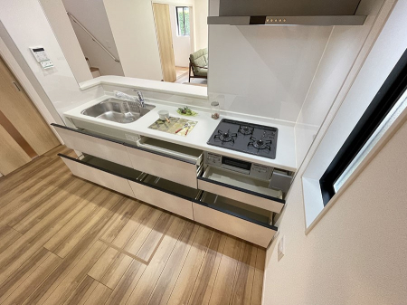 キッチン　使いやすいオールスライド収納。調理用具などを入れるスペースもたっぷりあります！  