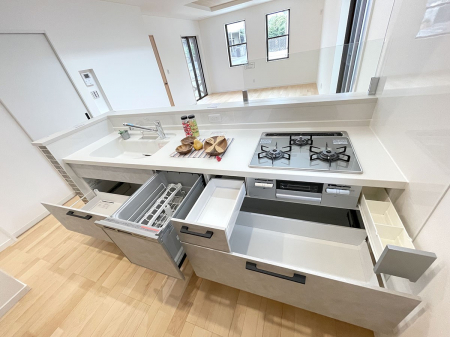 キッチン　使いやすいオールスライド収納。調理用具などを入れるスペースもたっぷりあります！