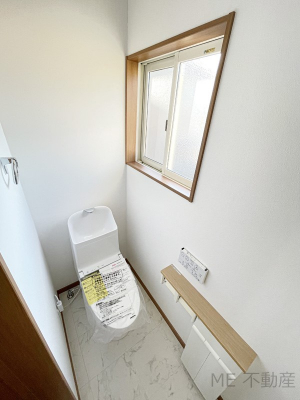 トイレ　小窓から光が注ぎ込む明るい2階のトイレ。換気もしやすいですね。