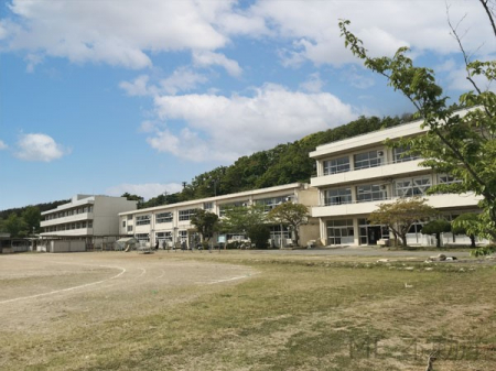 周辺環境　小学校 1600m 波岡小学校(お子様が明るく楽しい学校生活を送れる小学校！)