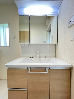 洗面台・洗面所　ゆとりの洗面スペース。収納力のある三面鏡付洗面化粧台です。